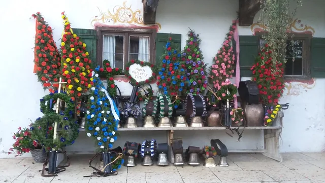 Almabtriebsschmuck an der Hüttenwand