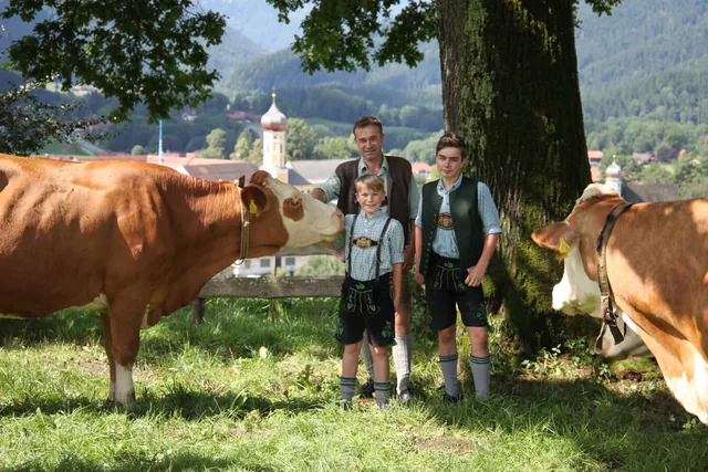 Kinder in Tracht bei den Kühen