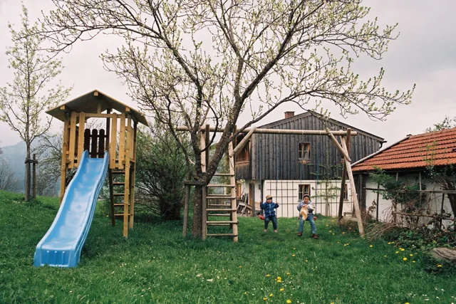 Spielturm mit Rutsche im Garten