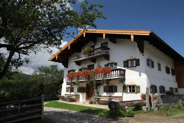 Das Bauernhaus unter den Bäumen