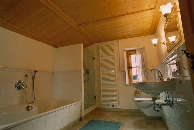 Bad mit Badewanne und Dusche