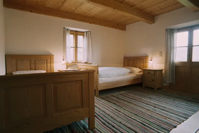 Schlafzimmer mit Doppelbett und Kleiderschrank